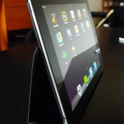 [Màj] Concours iPhoneAddict : l’étui Novodio Carbon BookStand Smart pour iPad 2 à gagner !