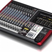 Une table de mixage semi pro avec un dock iPad